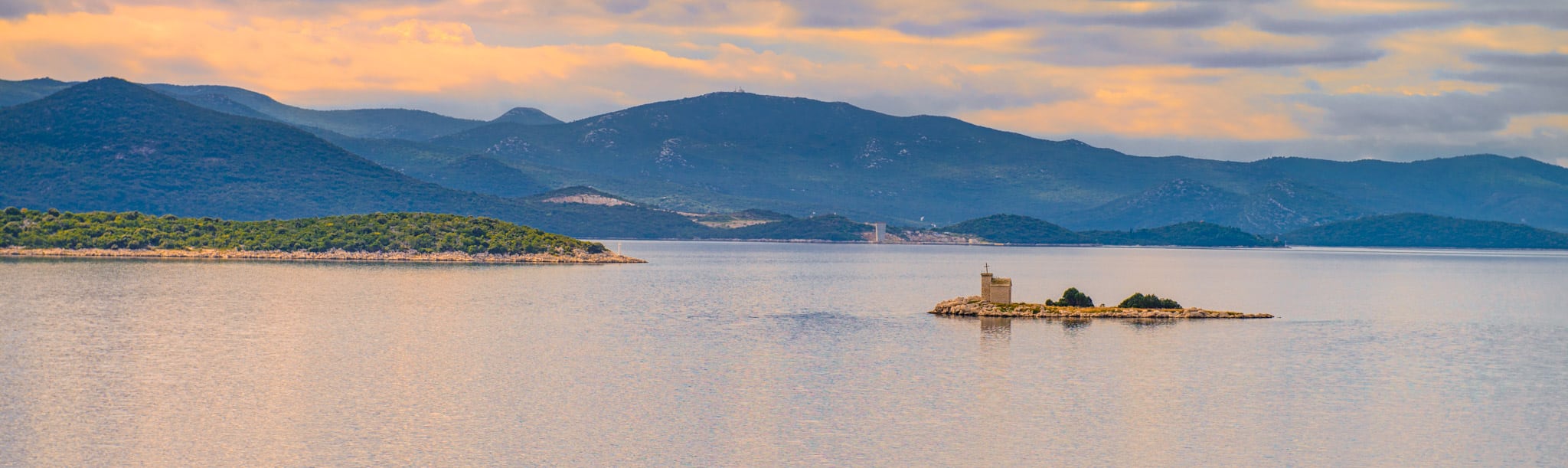 On the highway between Split and Dubrovnik, there is a little islet with a chapel.