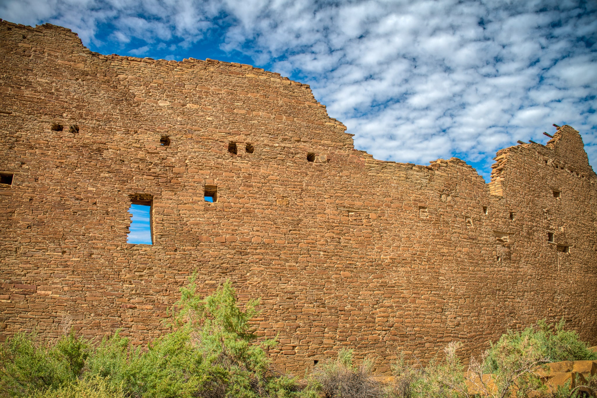 Pueblo Bonito has several masonry styles that help date the initial core ruins and later additions. This is a view of an exterior wall showing core-and-veneer stone work.