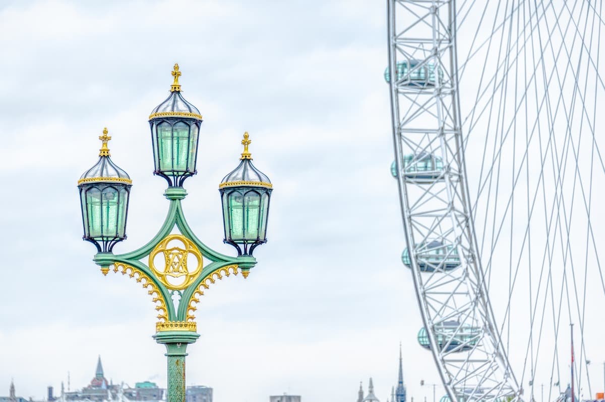 The Victorian stule of this street light on the Westminster Bridge contrasts with the aggressively modern London Eye observation wheel.