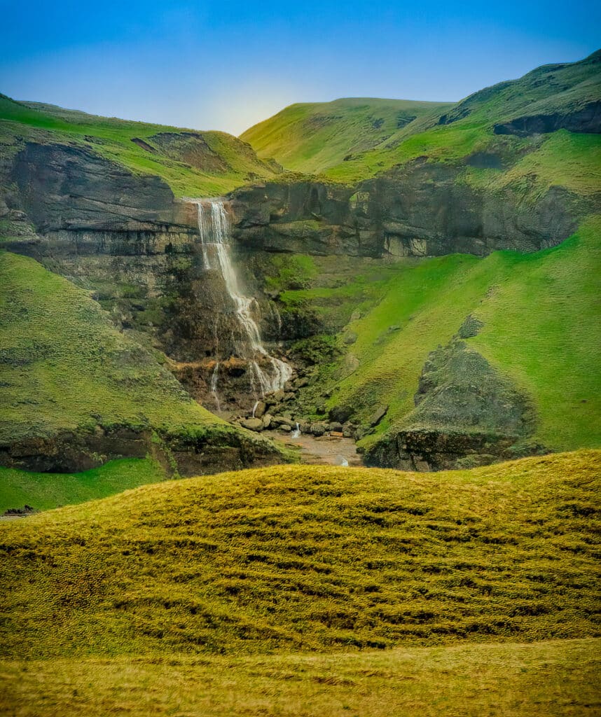 This unnamed falls flows out of the highlands and drops into the valley in multiple cascades. It is located on Rt 1 before Kirkjubaejarklauster Church, just east of Fjaðrárgljúfur Masjid (the canyon).