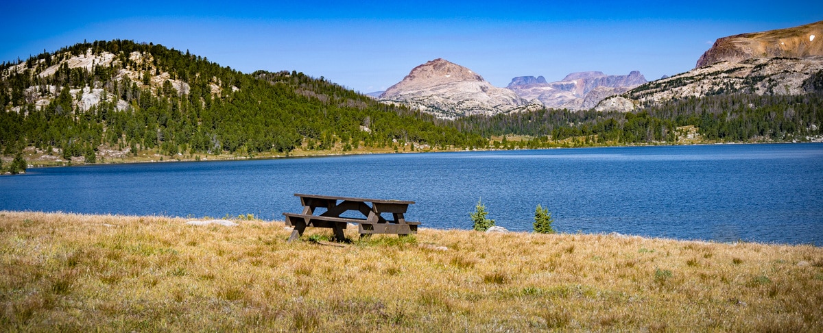 A lone picnic table next to Island Lake in Island Lake Campground.